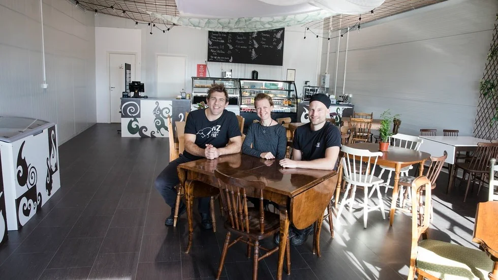 Tom och Victoria Simpson tillsammans med den tredje delägaren Mattias Wijkmark i företagets nya kafédel.