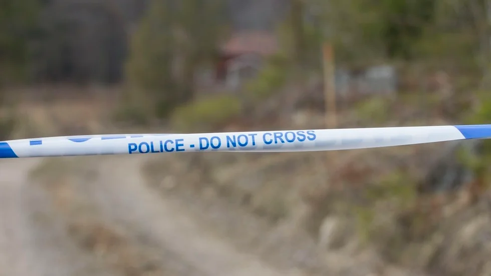 Det är den 14 april 2018. Klockan har precis hunnit passera midnatt när SOS alarm får ett samtal från en inringare. Personen berättar för polisen om omständigheter som tyder på att ett våldsbrott kan ha inträffat i ett fritidshus, strax utanför Malmköping.