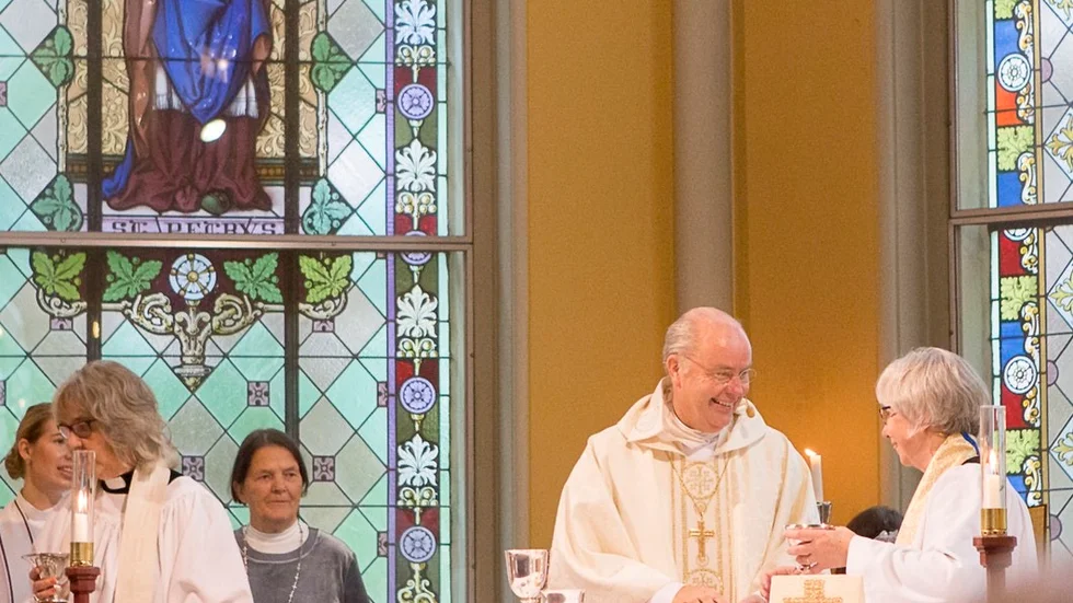 I sällskap av biskop Johan Dahlman förberedde Eva Karlsson på söndagen sin sista nattvardsceremoni som Katrineholmsbygdens kyrkoherde.