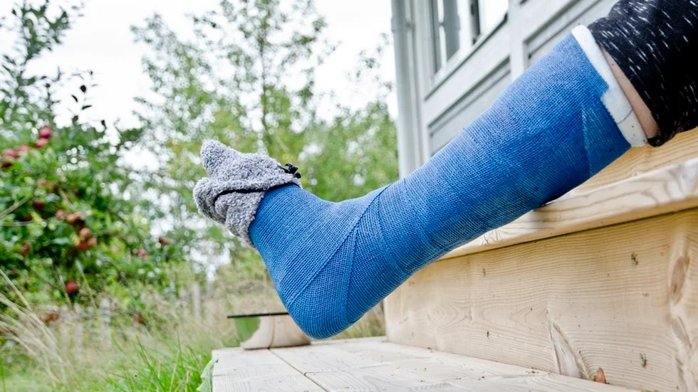 Lena bröt benet i slutet av augusti, men har inte rätt till färdtjänst. Nu känner hon sig isolerad i sitt hus utanför Gnesta.