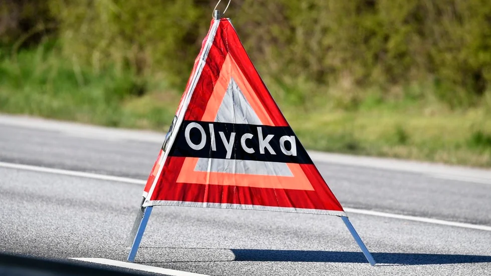 Två motorcyklister har kört in i en bromsande personbil. Bilden är tagen i ett annat sammanhang.