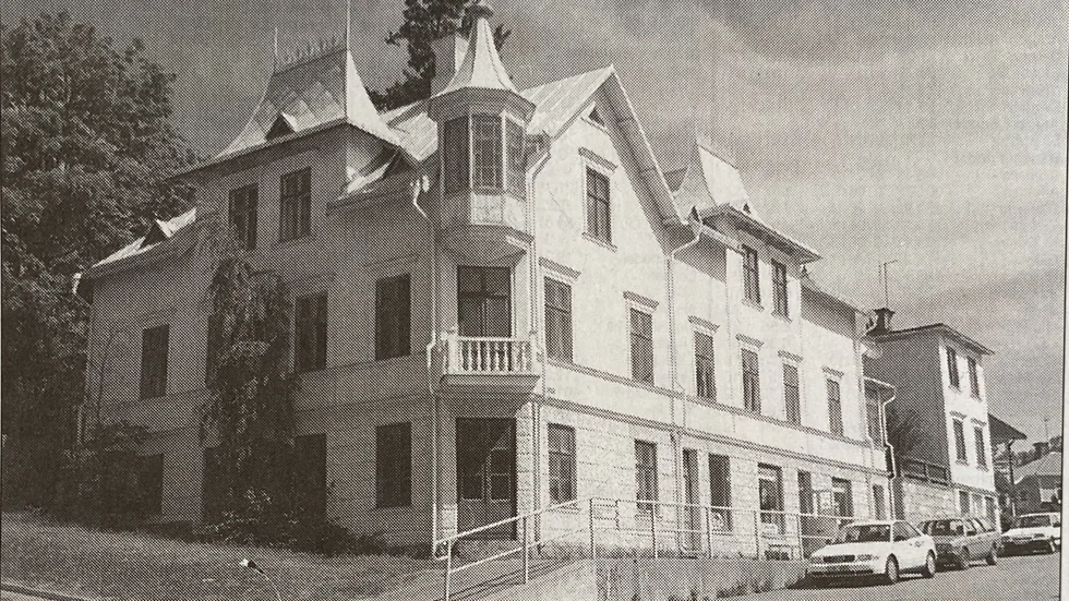 Skoga, ett av Flens äldsta hus, ska säljas inom kort och går då efter nära 100 år ur släktens ägo.