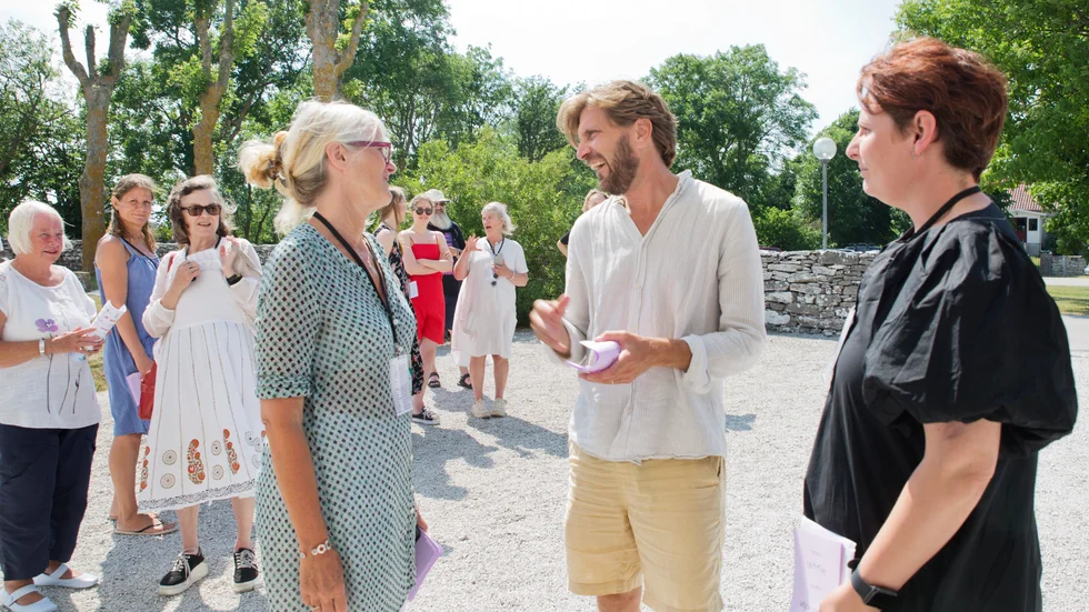 Jannike Åhlund och Cristina Jardim Ribiero välkomnar Ruben Östlund. Invigningen av Bergmanveckan 2022