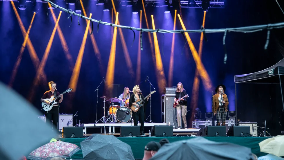 Among Lynx bjöd på lika mycket ös som ösregnet på Kirunafestivalen.