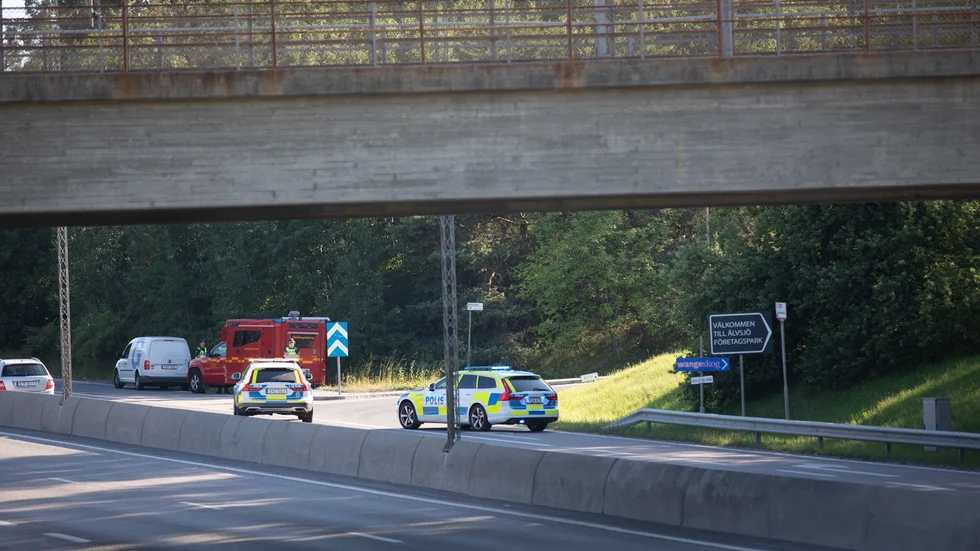 Två personer skadades allvarligt när en husbil exploderade i Älvsjö i södra Stockholm på lördagseftermiddagen. Stora avspärrningar har gjorts kring platsen.