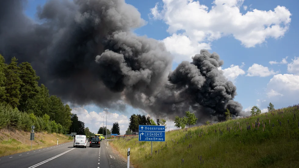Tidigare under söndagen var rökutvecklingen så kraftig att räddningstjänsten utfärdade ett VMA där boende i området uppmanades gå inomhus och stänga fönster och dörrar.