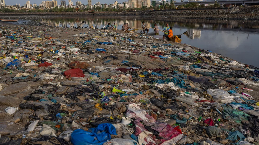 Bombay (Mumbai). En tredjedel av plasten i Indien återvinns aldrig, utan hamnar i naturen eller på soptippar. Arkivbild.