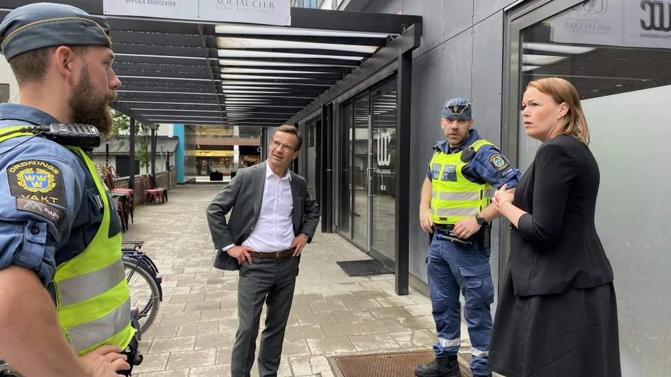 Kommunala ordningsvakterna Oskar Frykmark och Jonny Helmerfors tar med politikerna på en promenad genom Uppsala och visar platser som är särskilt brottsdrabbade.