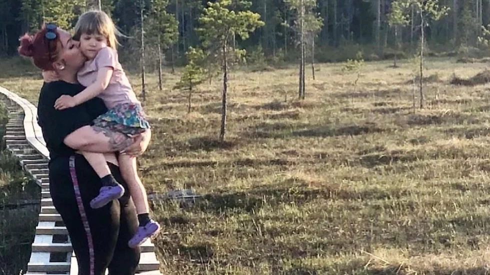 Sanna Ceejas och andra föräldrar i Vidsel är oroliga då en man försöker locka med sig barn genom att erbjuda godis. "Min dotter blev kontaktad av en man", säger hon.