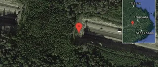 Personbil stillastående på E18 – helt stopp i ett körfält