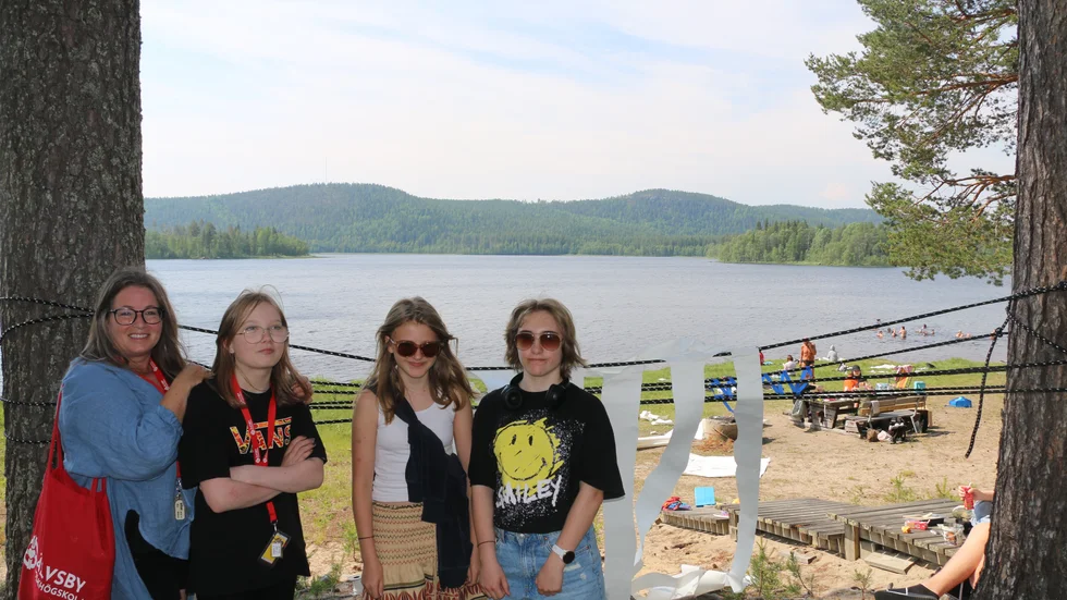 Eva Lestander, Elsa Bergman, Moa Kokkonen och Aino Sivula befann sig under dagen på Pålsträsk där de skapade konst tillsammans. 