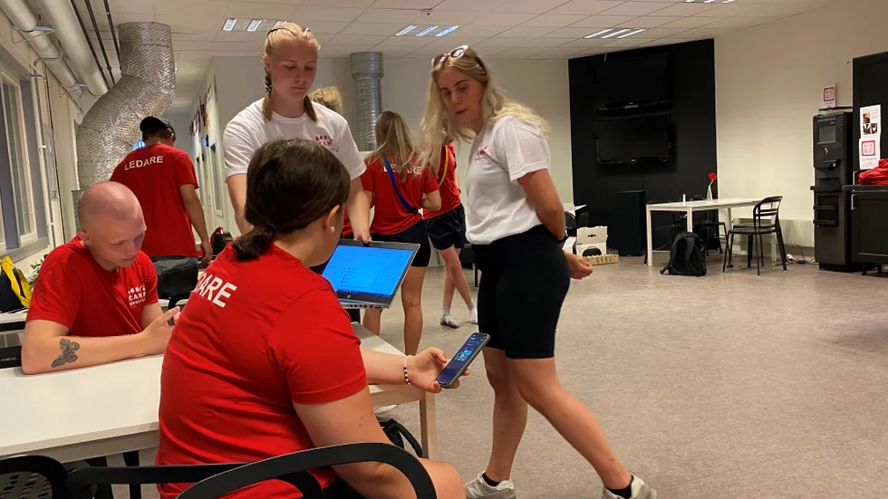 Projektledarna Tuva Lindqvist och Fanny Jansson delar ut goda råd inför tisdagens aktiviteter på Camp Grosvad.