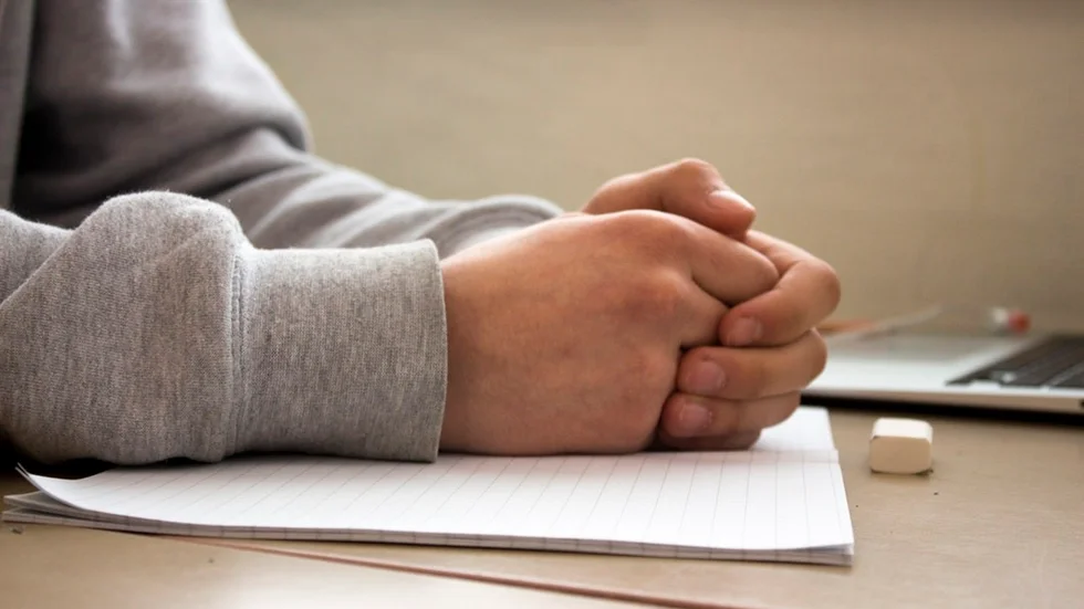 – Det är ganska vanligt att man röker på ibland. Det finns inte så mycket mer att göra, ungdomarna blir uttråkade, säger Anton, 15 år.