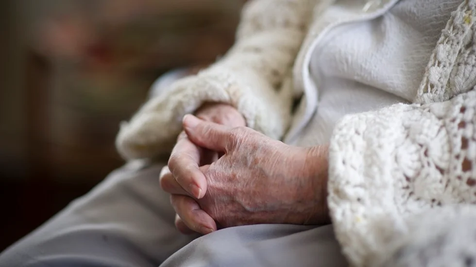 Man bör nog sänka ribban för vad som krävs för att få bo på ett särskilt boende. Allt för många äldre lever i ensamhet, anser insändar­skribenten. FOTO: SANDRA NORDIN