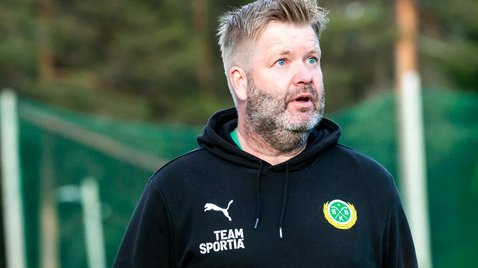 Christian Samuelsson letar med ljus och lykta efter en anfallare.