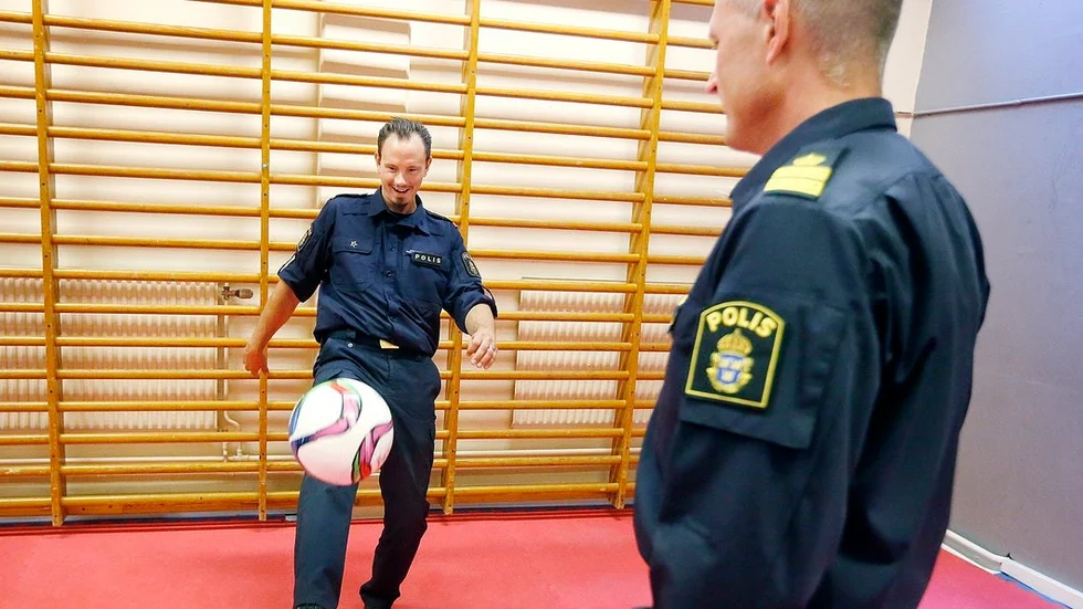 Peter Eriksson fokuserar på arrangörsrollen i år men bollkänsla har han. Precis som kollegan Johan Carlsson som är forward i Sörmlandspolisens herrlag. Båda är riktigt laddade för SM i september.