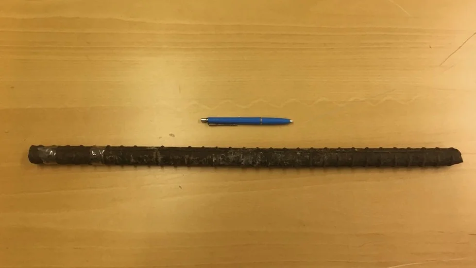Armeringsjärnet väger drygt 2 kilo. En av poliserna har träffat den misstänkte många gånger och lyckades tlll slut övertala honom att lägga ner järnröret och låta sig handbojas.