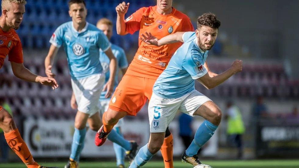 Robert Åstedt missar matchen på grund av en axelskada han ådrog sig under onsdagkvällen i cupen mot Vasalund.