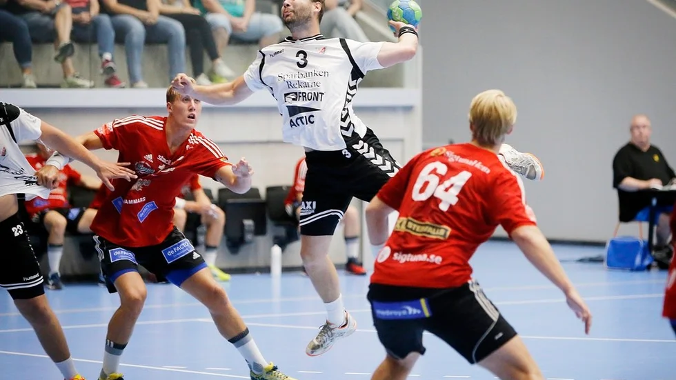 Emil Andersson gjorde sju mål när Guif spelade hemma för första gången den här säsongen. Allsvenska Skånela var dock ofina nog att vinna med 33-32.