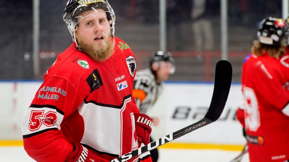 Robin Jacobsson gjorde tre mål i serieavslutningen i Tumba ishus och de visade sig i efterhand vara värda en plats i hockeyettan.
