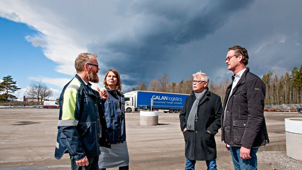 Nu planeras en väg från SSAB:s truckstop på Sundsörs industriområde till Aspaleden. Joakim Norén och Maria Weibull från SSAB Oxelösund samt miljö- och samhällsbyggnadsnämndens ordförande Inge Ståhlgren (S) och miljö- och samhällsbyggnadschefen Nils-Erik Selin.