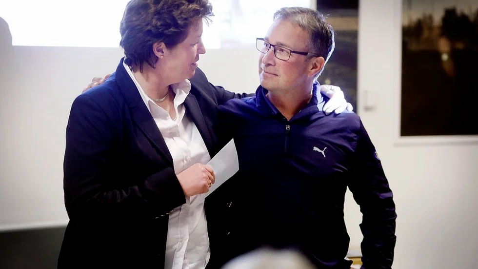 Eskilstuna Golfklubbs ordförande Carina Nylén tillsammans med succétränaren Patrik Jonsson.