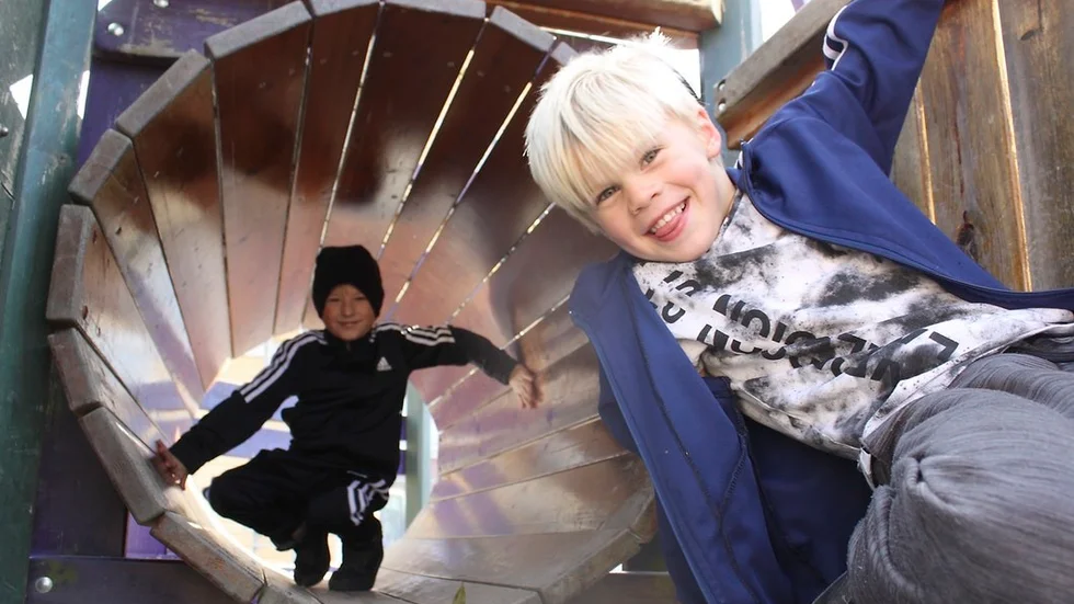 Oscar Lundin och Abbe Karlsson leker på skolgården.