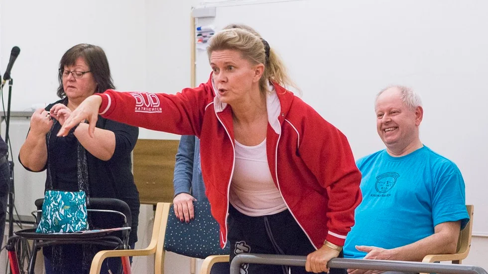 Pia Widlund under en repetition av "I ensamhetens korridor".