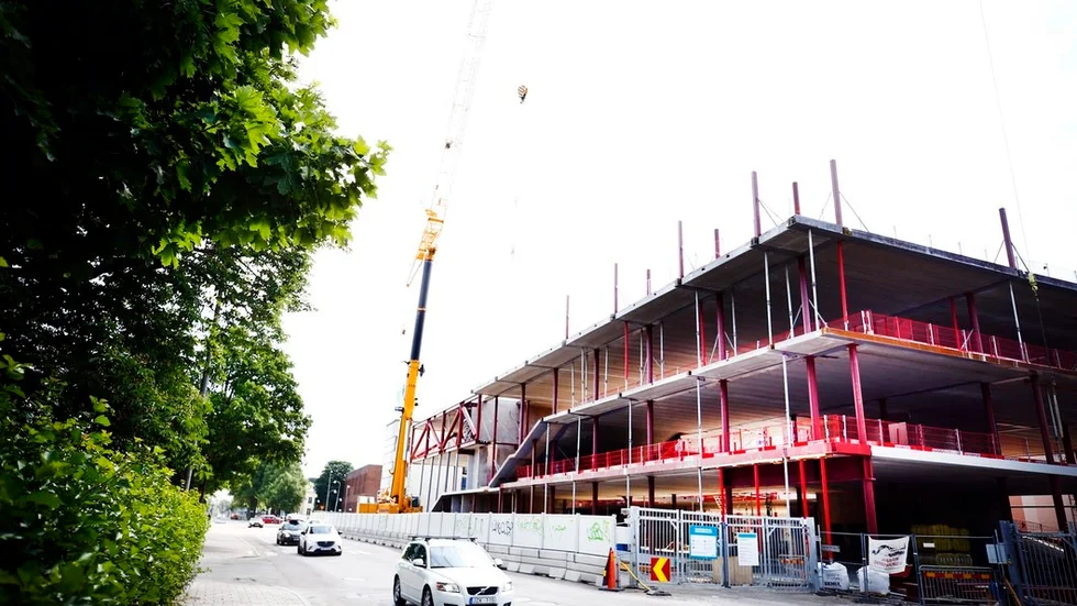 MDH:s nya högskolecampus i Eskilstuna håller som bäst på att byggas i korsningen av Drottninggatan och Hamngatan i centrala Eskilstuna.