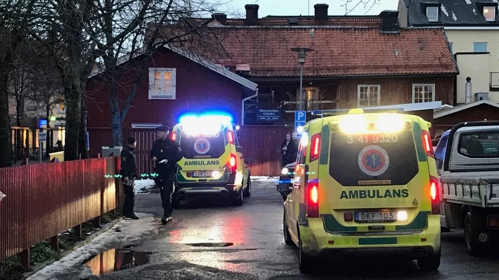 Ambulanser kallades till olycksplatsen på en parkering i centrala Nyköping.