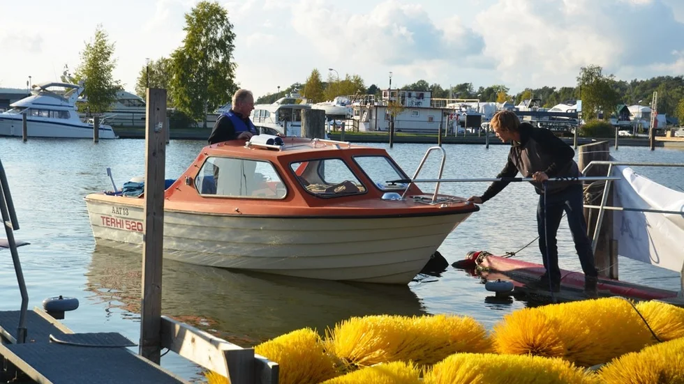 Båtägaren Owe Antelius tvättade bort havstulpaner och alger i Trosa gästhamn.