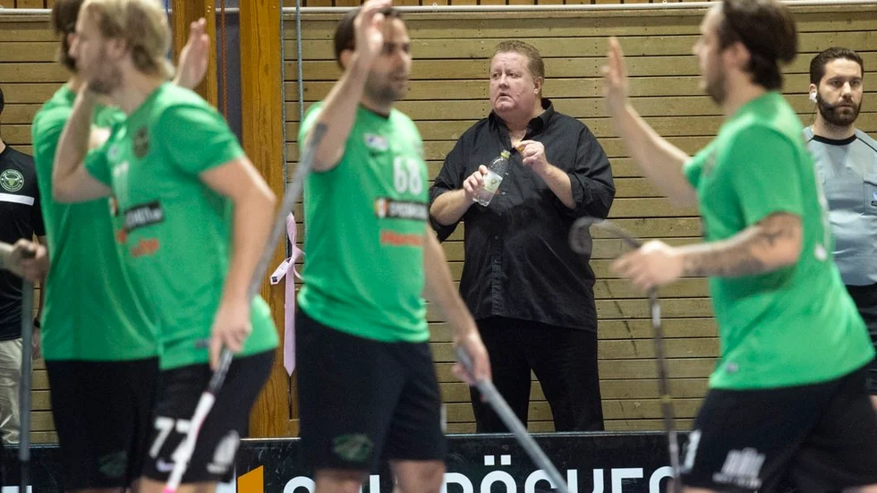 Ari Ruohonen brukar inte vara rädd för att sticka ut hakan och han tippar hemmaseger i den första av de bägge avgörande kvalmatcherna mot division 1, den spelas hemma i Sporthallen på fredagskvällen.