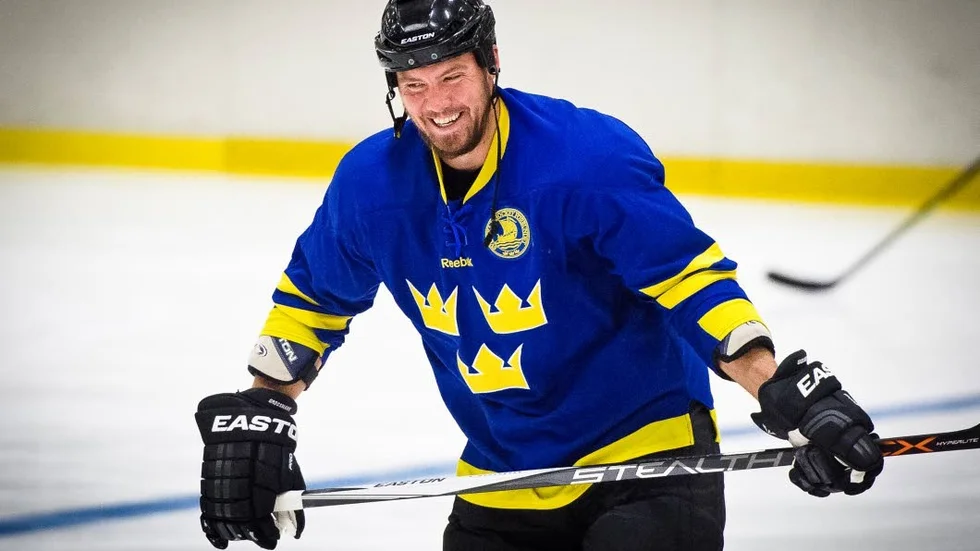 Ledartyp på isen – och framöver en ledare vid sidan av. En segdragen ryggskada stoppar fortsatt spel för backprofilen Nicklas Grossmann, som istället kommer att ingå i allsvenska Södertäljes juniorverksamhet framöver.