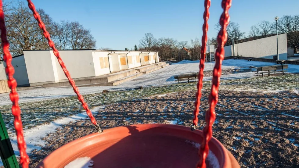 På tomten där Söderskolan står ska man bygga bostäder. Men först ska den gamla skolan jämnas med marken. FKAB talar med entreprenörer och exploatörer som kan vara intresserade av uppdraget.