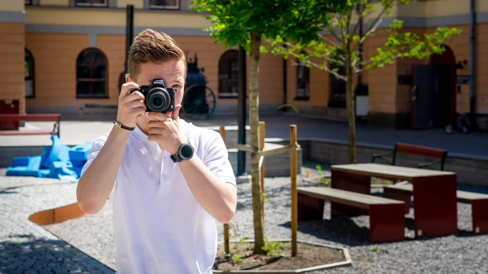 Bland alla feriepraktikanter som arbetar med att dokumentera staden för stadsmuseet i sommar är Alvin den enda som tar med sig ett tidigare fotointresse. Museet har köpt in kameror som ungdomarna kan använda, men Alvin tog med sin egen.