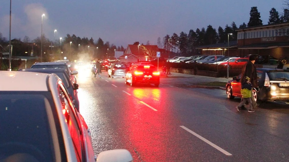 Trafiken är tät utanför Finningeskolan, varje vardagsmorgon mellan 07.45 och 08.00.