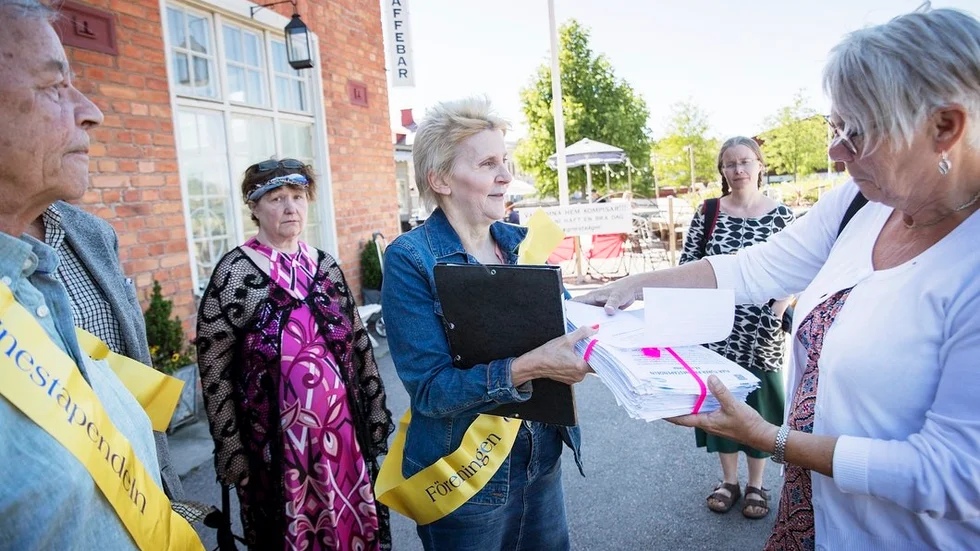 Ordförande Benny Åberg och sekreterare Elisabeth Lundberg-Karlsson lämnar här över 5250 namnunderskrifter till landstingsstyrelsens ordförande Monica Johansson (S).