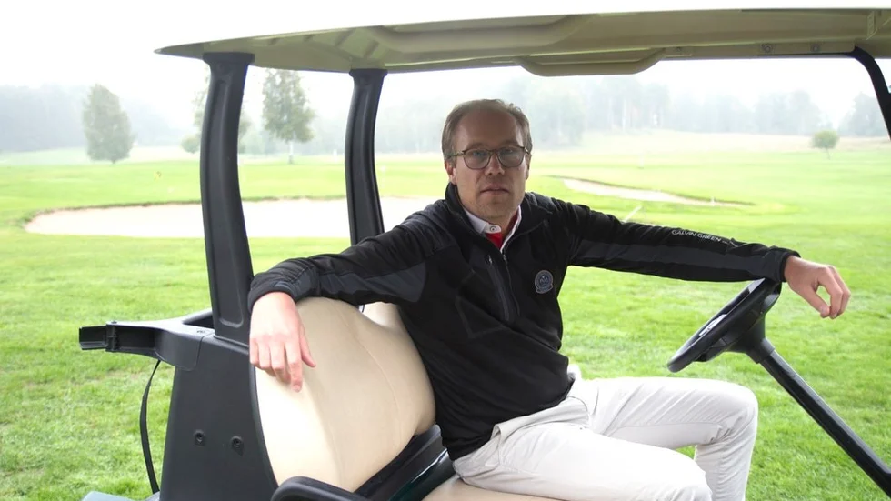 Den här grå septembereftermiddagen var det lugnt ute vid golfbanan i Vingåker och Nicklas Harlin hade till och med haft tid att slå några slag på banan, något han nästan har upphört med eftersom golfen tar så mycket tid i övrigt från hans liv. Men han har fortfarande 0 i hcp, vilket gör honom till en av de bästa lirarna i klubben.  Foto: Ronny Falck