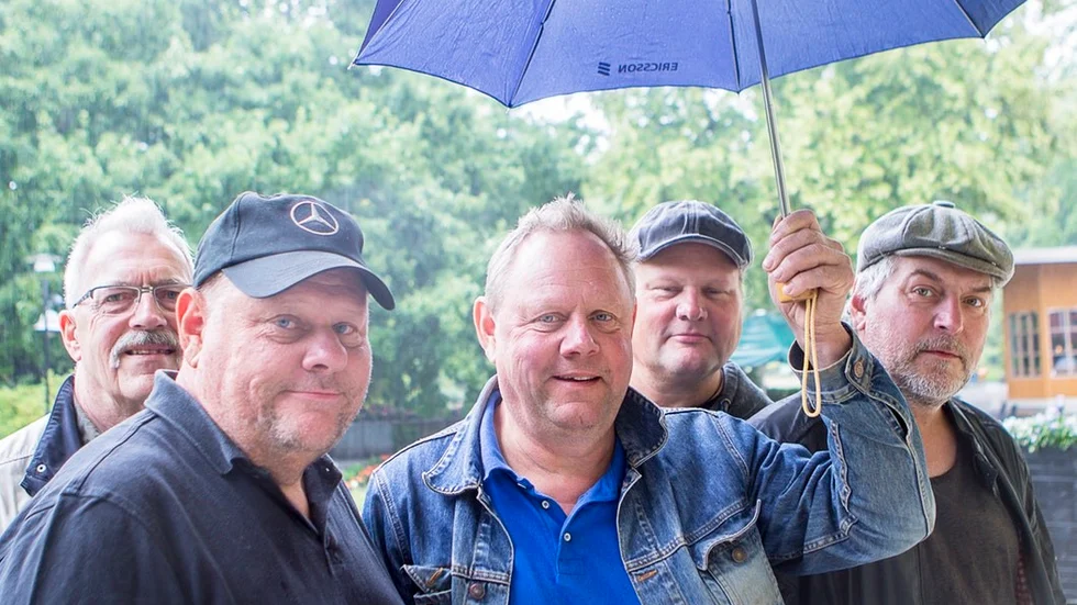 Olov Kristensson, Sören Andersson, Kjell Andersson, Tord Andersson och Stefan Jonsson håller tummarna för ett helt annat väder på allsångskvällarna än det som rådde när de berättade i stadsparken om årets program.