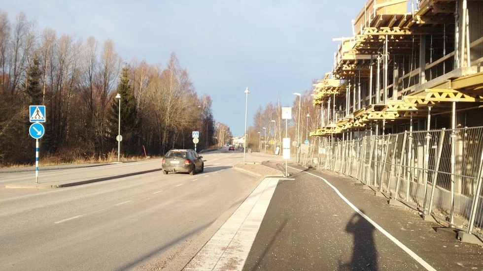 Nollvisionen tycks inte gälla gående, cyklister och bussresenärer som måste trängas på en undermålig hållplats. Foto: Erik Sandblom FOTO: