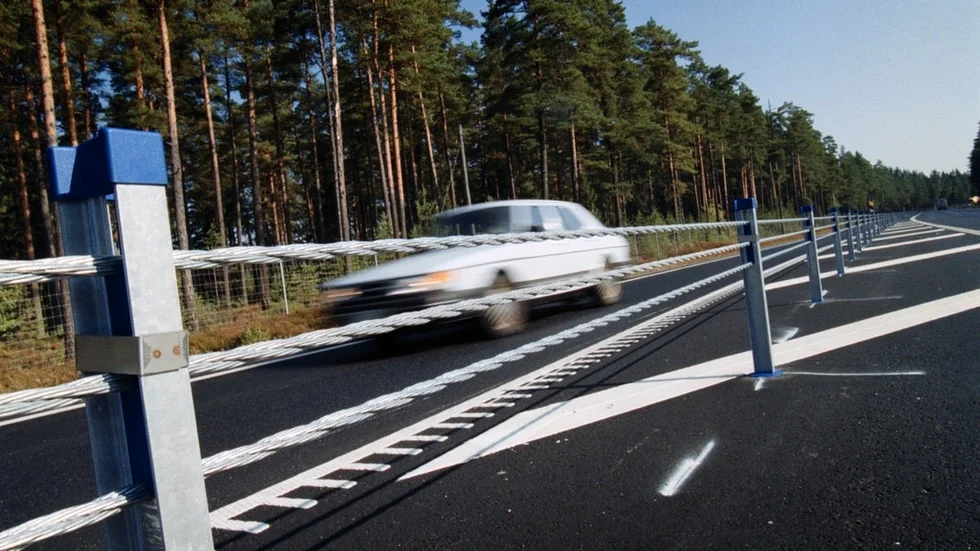 Så kallade 2:1-vägar har byggts för att minska antalet trafikolyckor men det behövs andra medel också, exempelvis trafikkunskap i skolan, anser Sveriges Bilkårer.