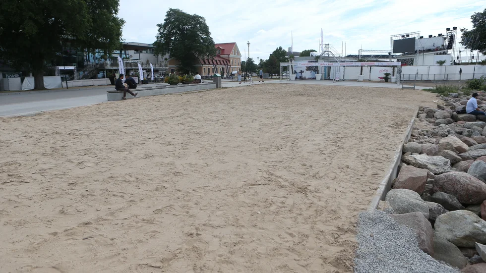 Platsen, som under närmare två månaders tid har varit fylld med trälådor och armeringsjärn med mera, är numera tömd.