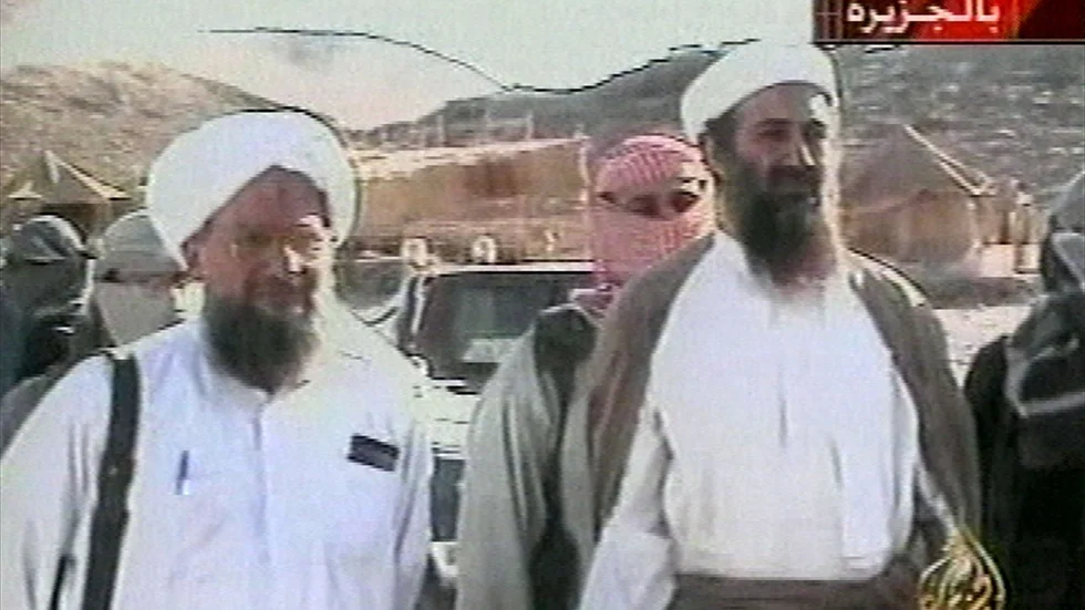 Tv-bild från 2001 med Ayman al-Zawahri (till vänster) och Usama bin Ladin (till höger).