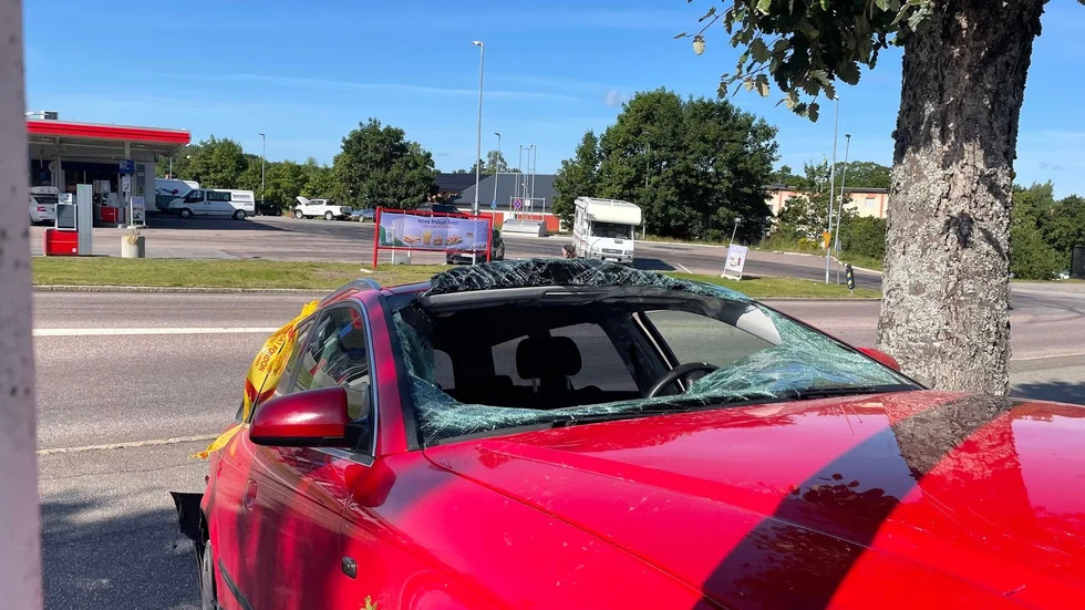 Bilen stannade slutligen efter att ha kolliderat med ett träd utanför Loftet i Flen.