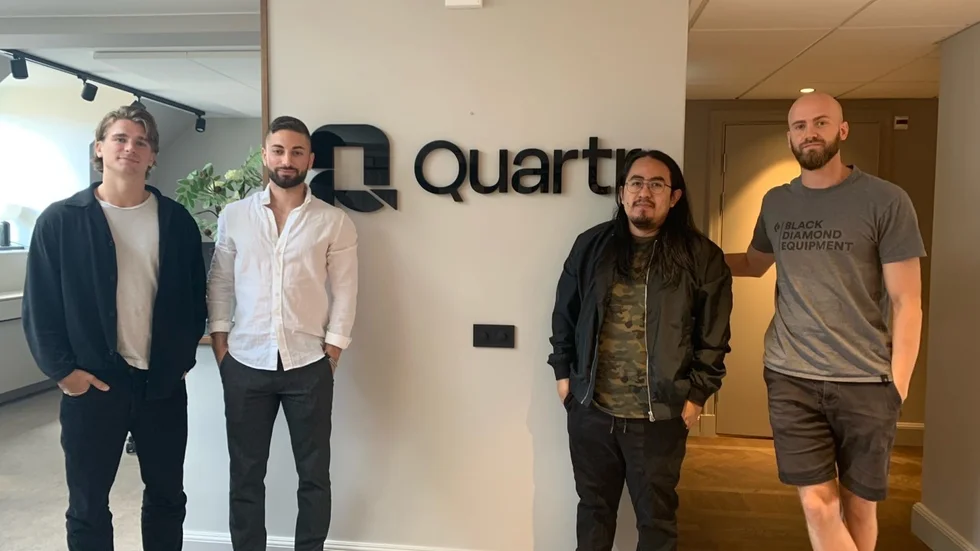 David Dag tillsammans med kollegorna på Quartrs kontor i Stockholm. Från vänster: Sebastian Sandlund, David Dag, Rubio Mejia och Gustav Salomonsson. 