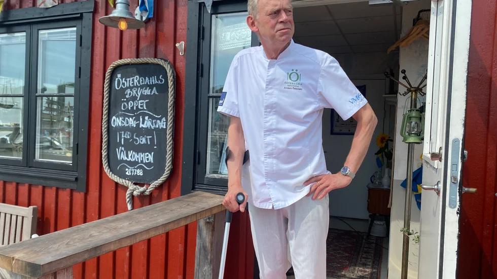 Anders Österdahl bröt lårbenet under skidresan till Alperna. Men restaurangen vägrade han att ge upp.