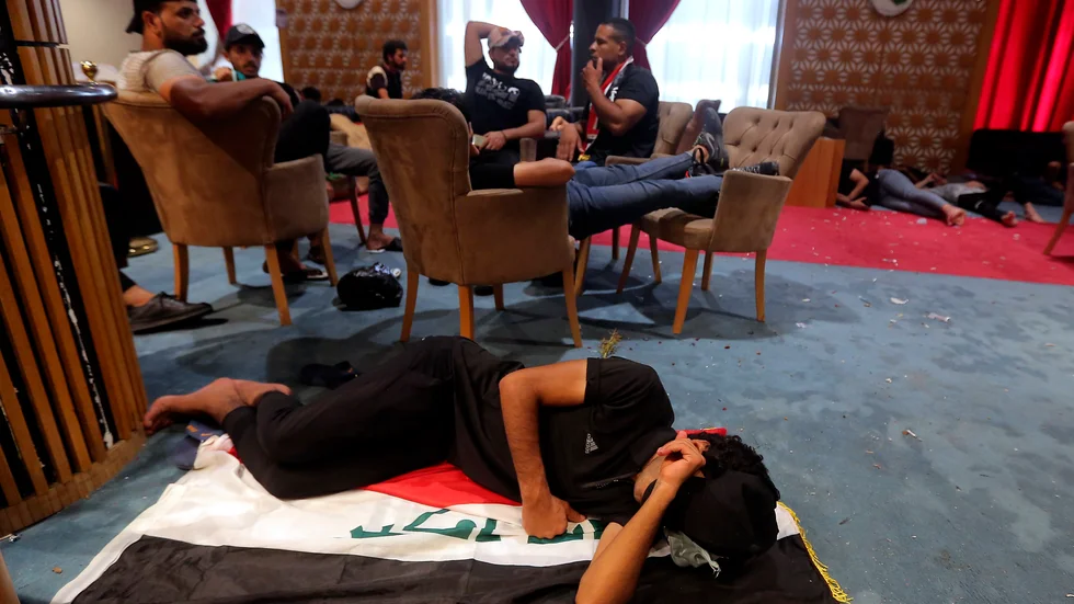 Anhängare till shiapredikanten Muqtada al-Sadr inne i Iraks parlament under måndagen.