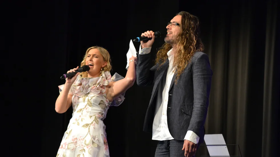 Mathilde Stavehaug och Daniel Gildenlöw sjöng duett i Kris Kristoffersons "Help me make it through the night".