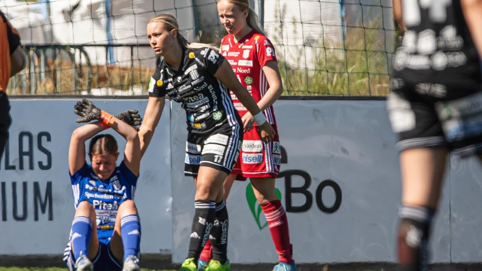 Evelina Moberg i svart tröja, ses som en jättetalang.