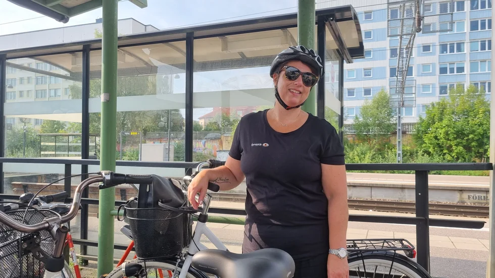 Camilla Toth Ogumelu, 52, föredrar en traditionell cykel och har helt valt bort elsparkcyklar. Hon tycker att det är en bra idé att sparkcyklarna ska ut i trafiken precis som de vanliga cyklarna. ”De är ju ganska farliga när de kör så ruskigt fort utan hjälm eller koll på läget. Det har varit rena High Chaparral när de kommit bakom en", säger Camilla Toth Ogumelu. 
